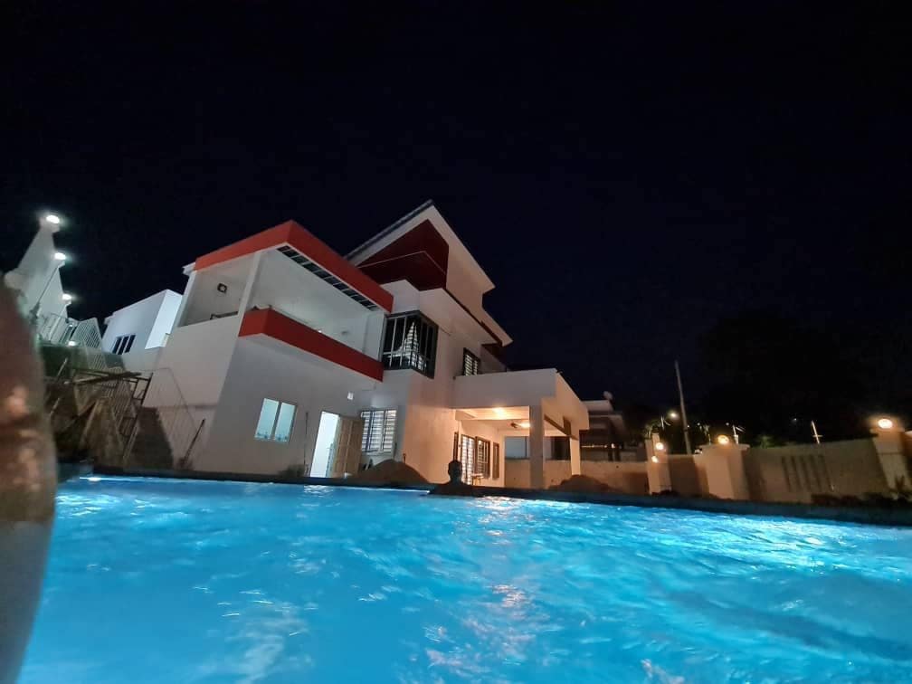 Kemang villa [beach, pool , pingpong upto 20+pax]