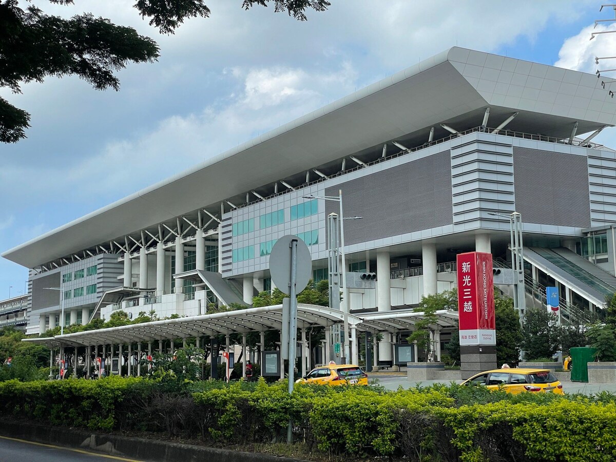 客廳大沙發無門附屏風近左營高鐵走路10分(歡迎情侶夫妻輕旅行)