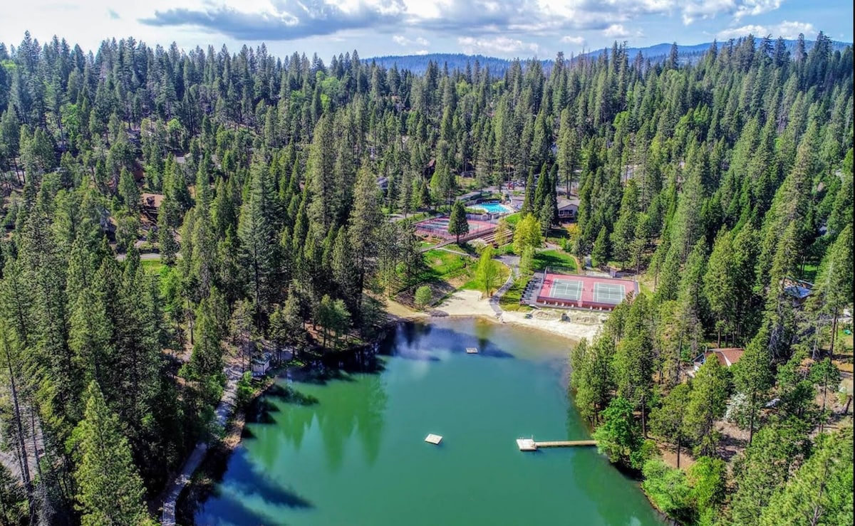 蓝湖泉（ Blue Lake Springs ）的舒适小熊，带2个湖泊和空调