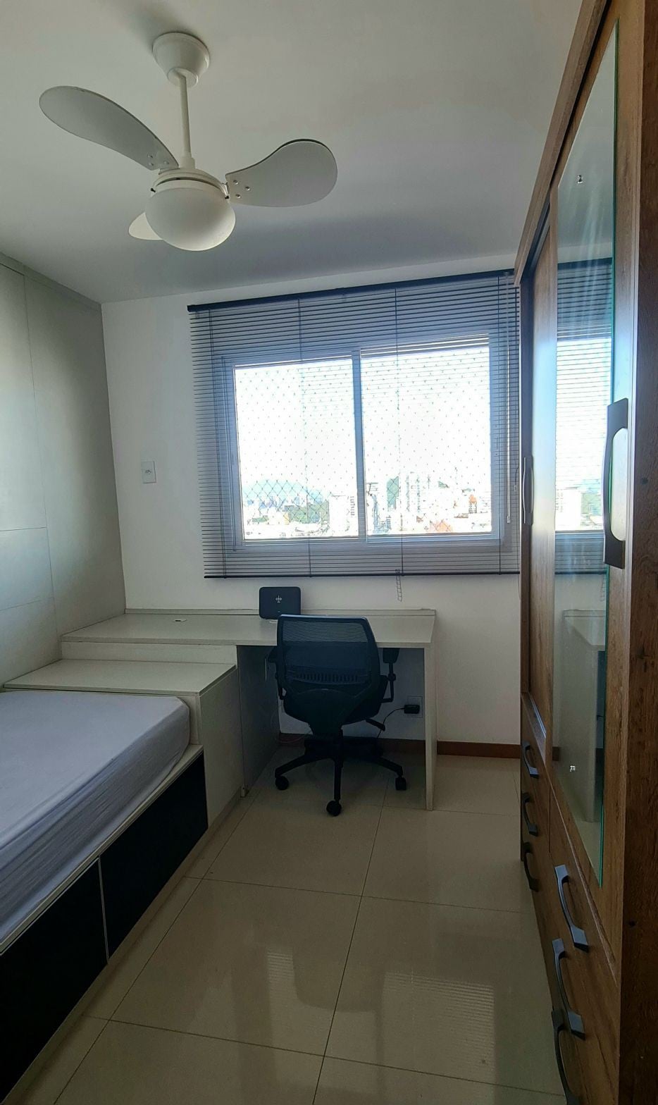 Lindo quarto em apt compartilhado e perto da praia