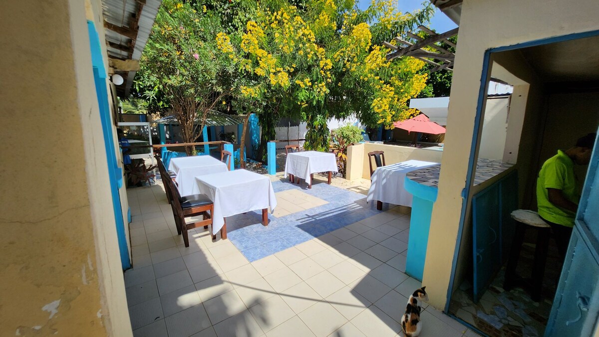 Mango Lodge: Roundhouse in the garden, ensuite