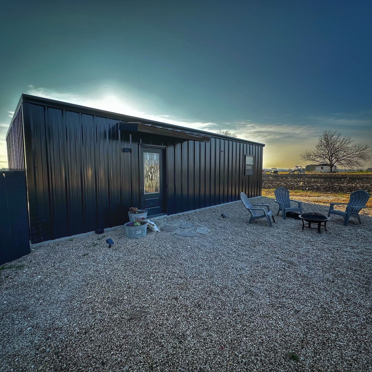 Modern Studio in a Corn field minutes from town