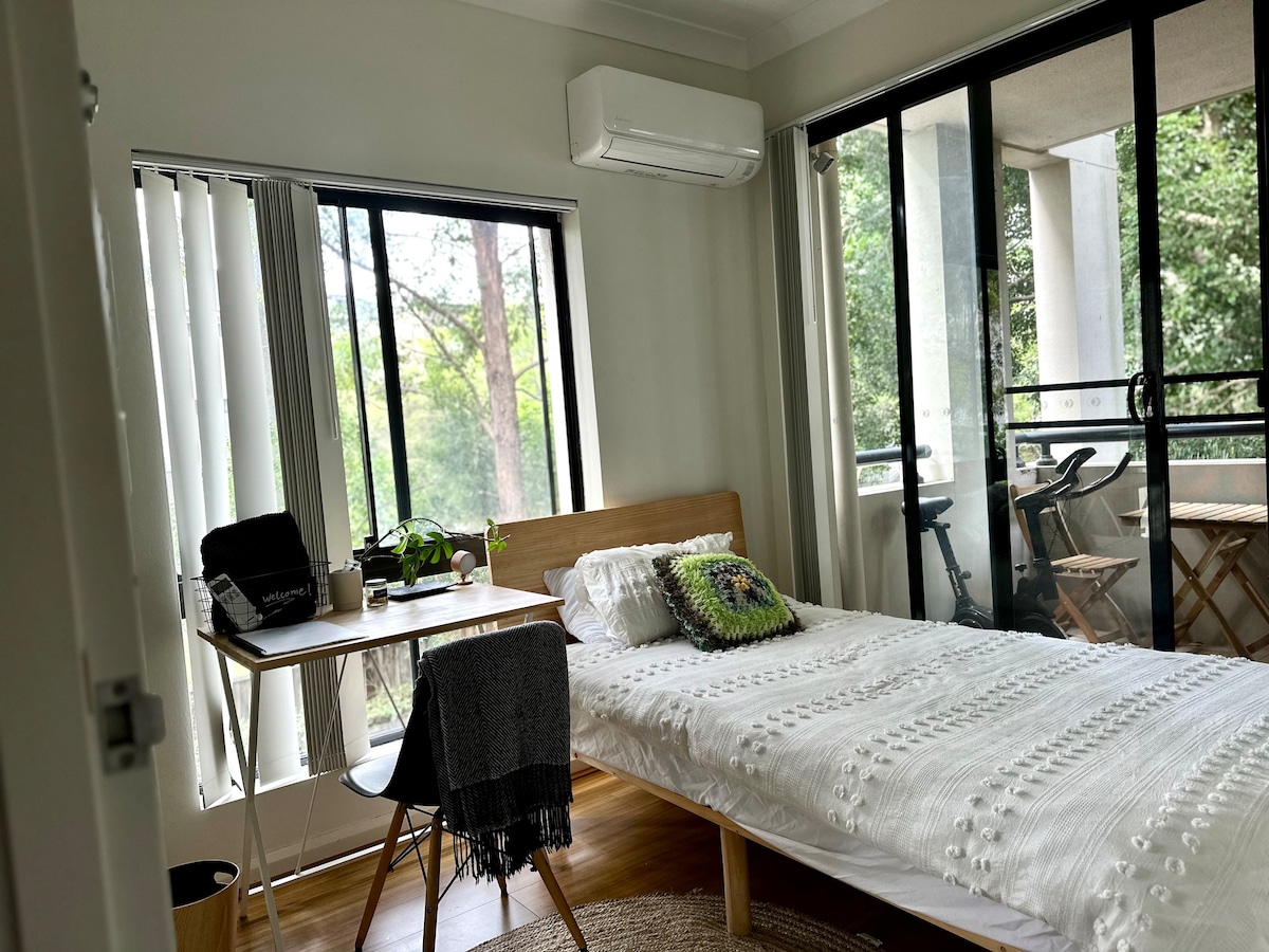 Clean Private room, Bath & Balcony in Westmead