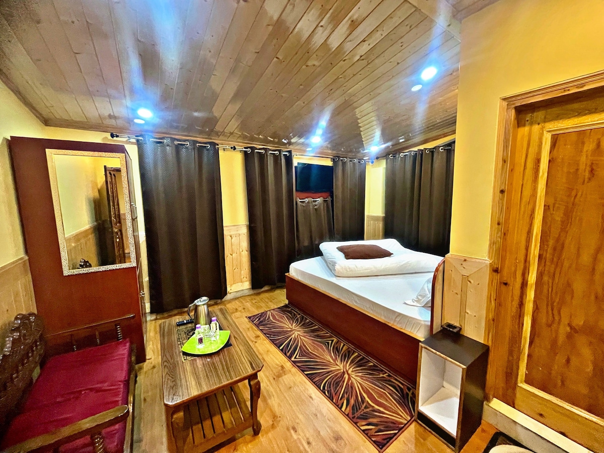 Entire Floor Wooden Lodge Attic 2BHK MallRoad View
