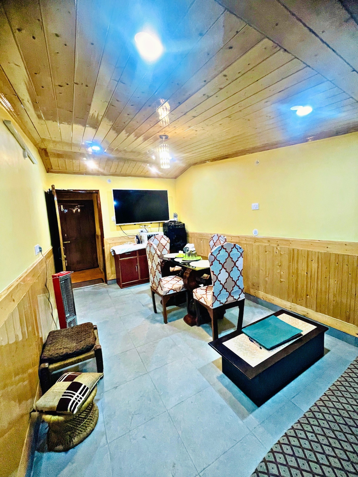 Entire Floor Wooden Lodge Attic 2BHK MallRoad View