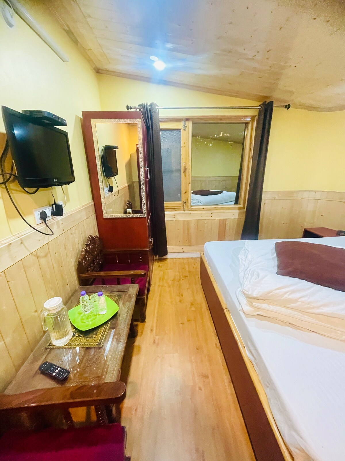Entire Floor Wooden Lodge Attic 2BHK MallRoad View