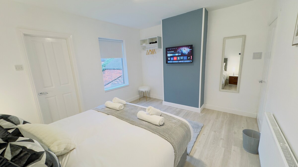 NEW Luxurious King Bedroom in the heart of Newark!
