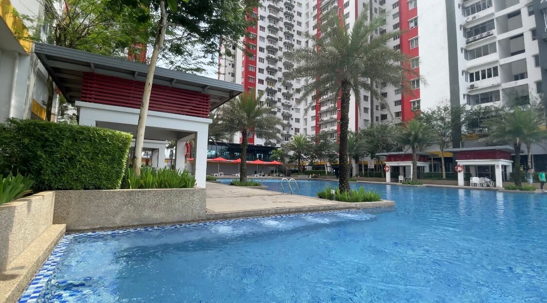 Relax and EasyStay 5- min walk to LRT