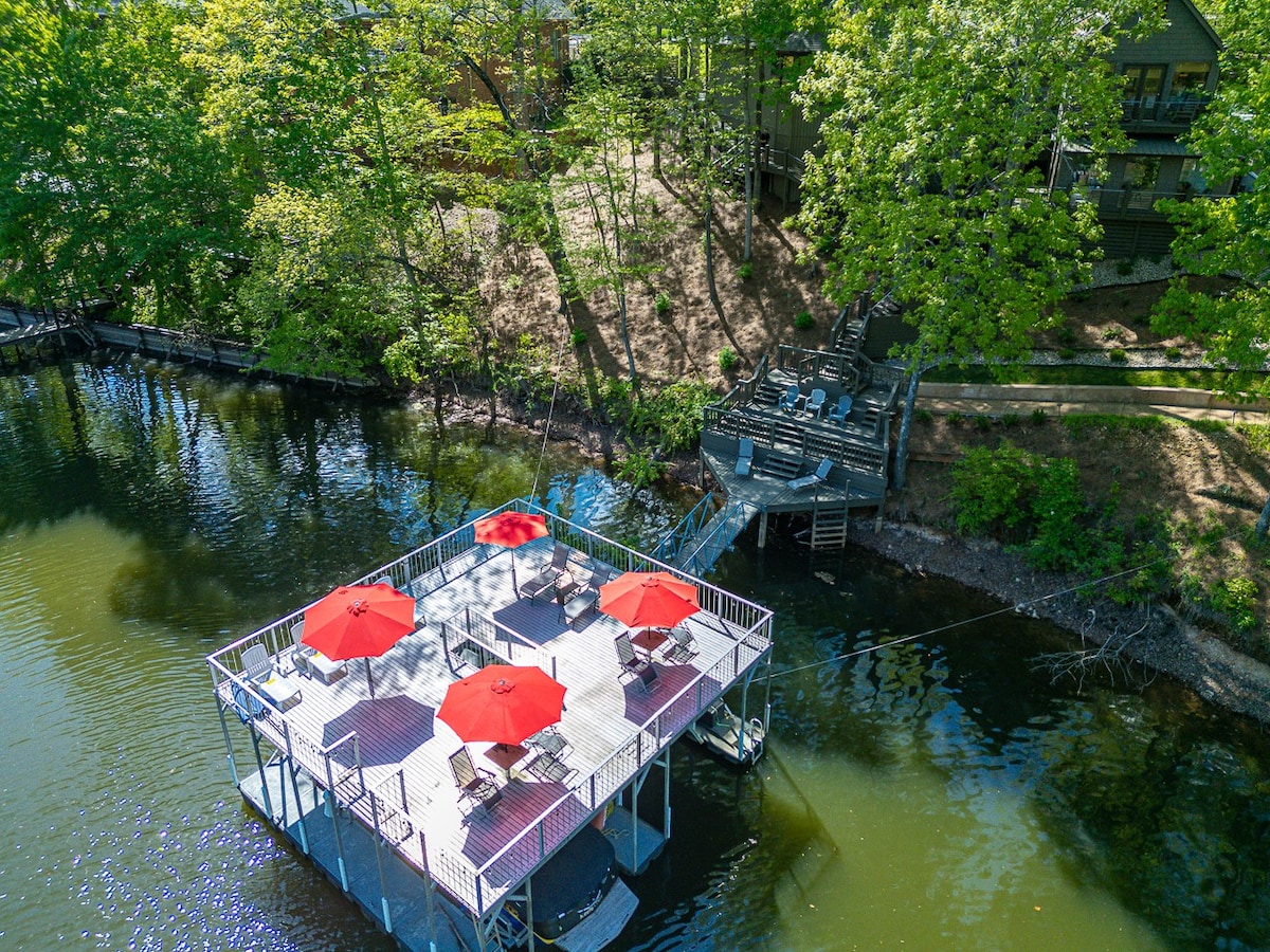 Grand Lakeview: Double decker dock, hot tub