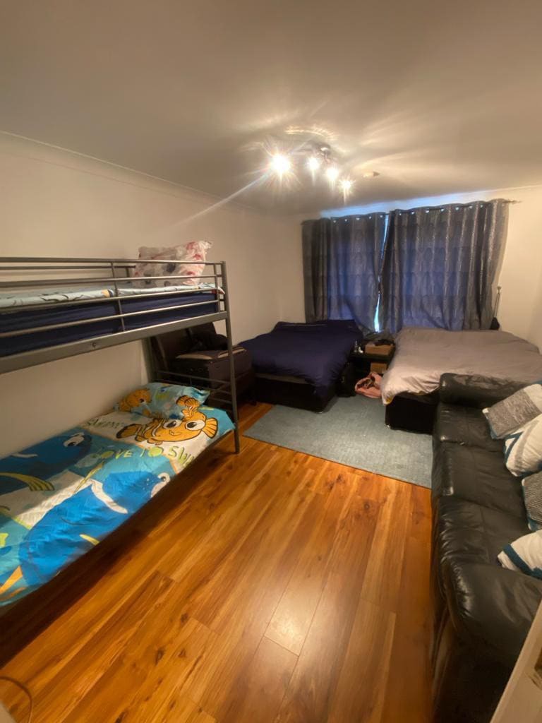 1 bed shared bedroom