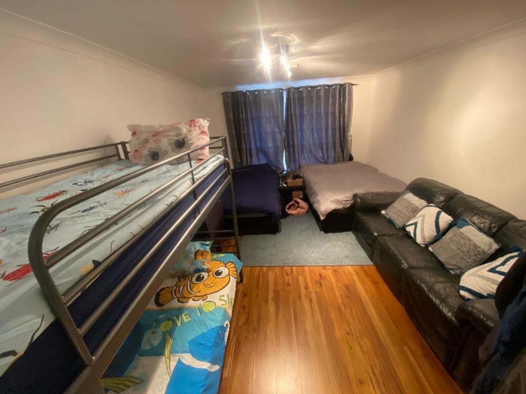 1 bed shared bedroom