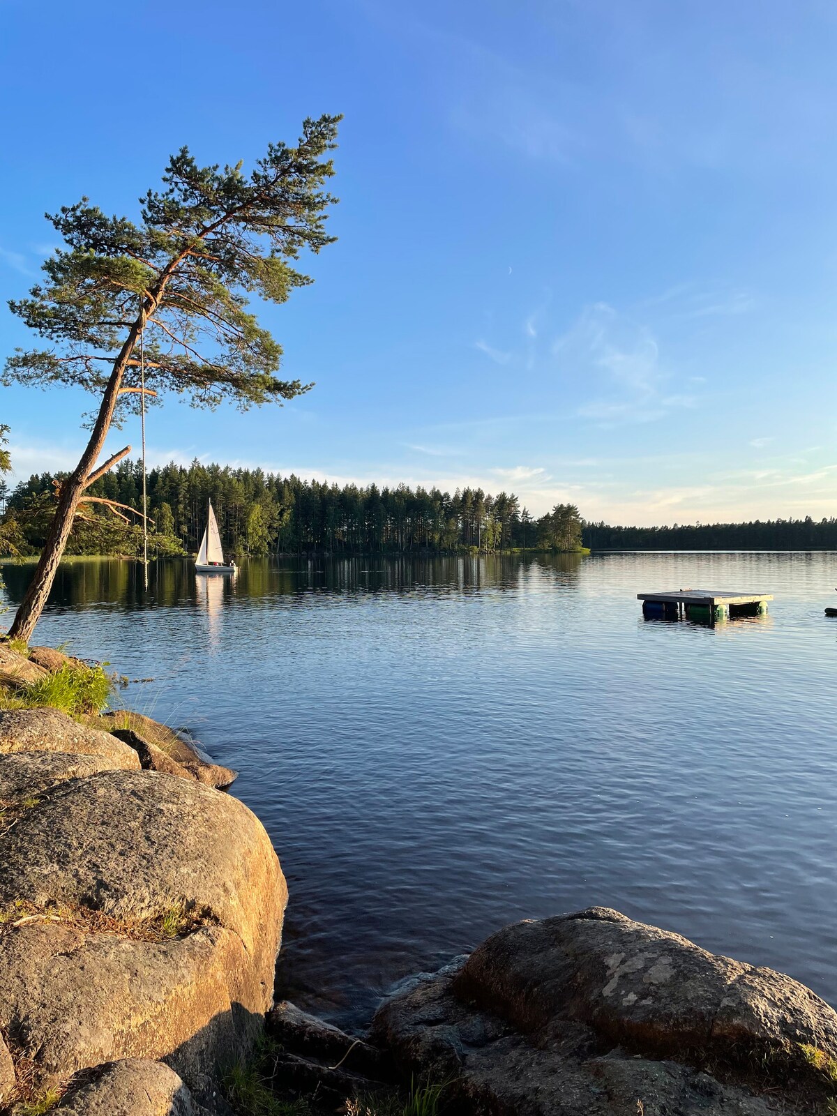 Stuga med bad, fiske och båt