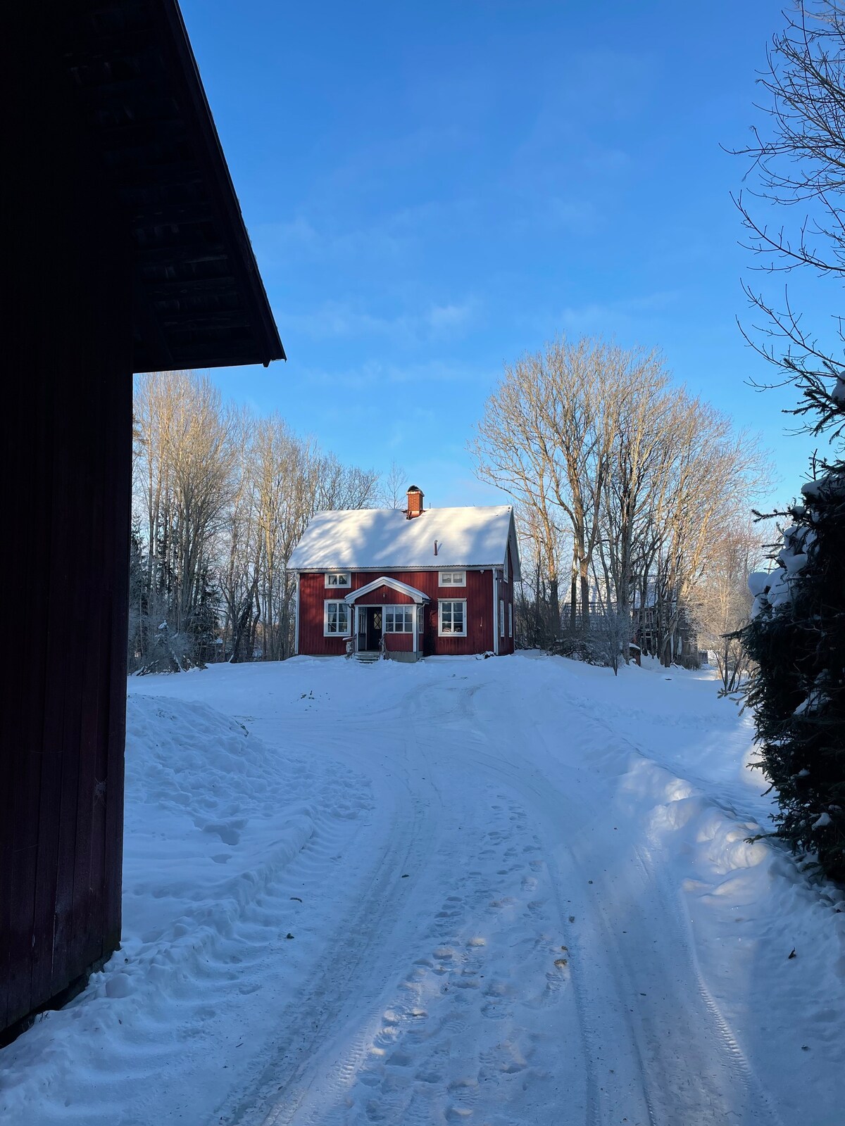 Stuga med bad, fiske och båt