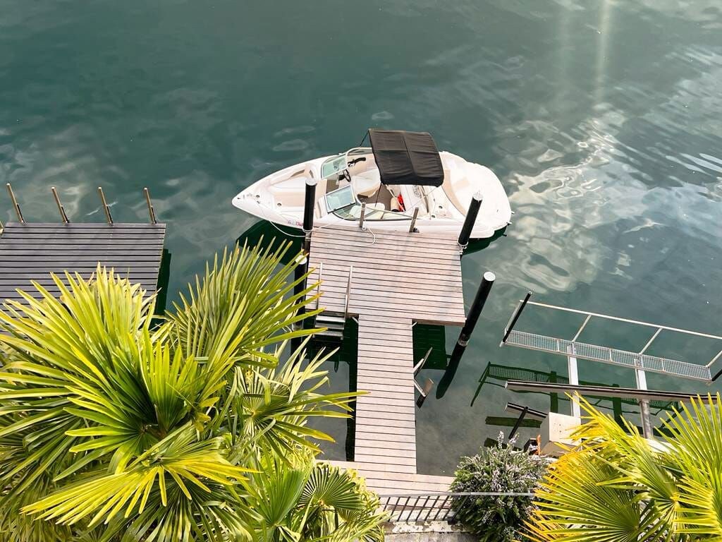 卢加诺湖上的豪华现代别墅，可乘船