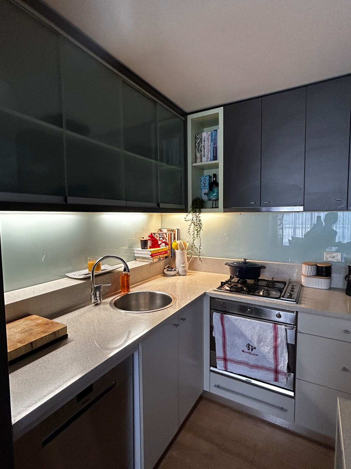 Stylish 2br St Kilda apt perfect location