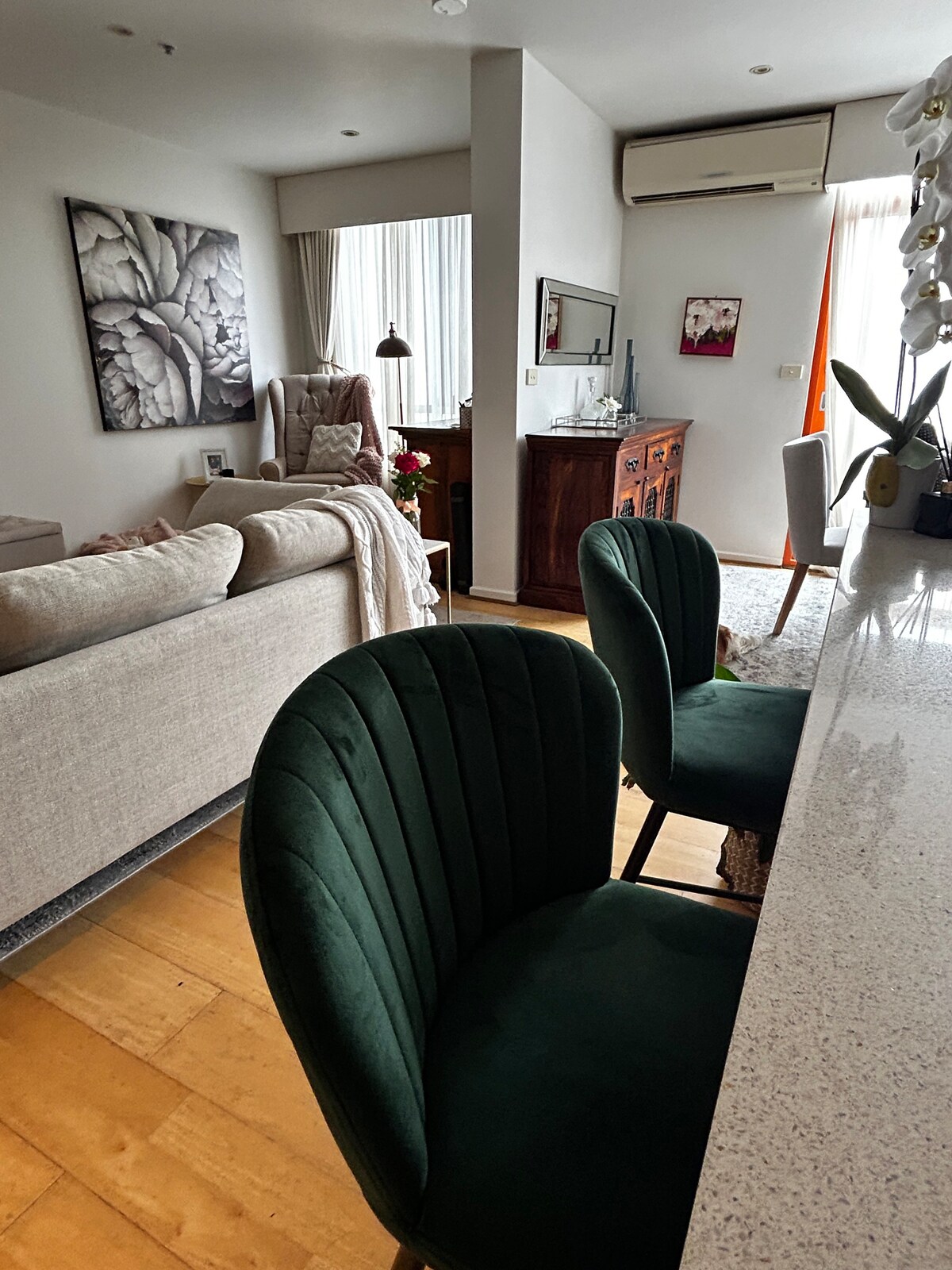 Stylish 2br St Kilda apt perfect location