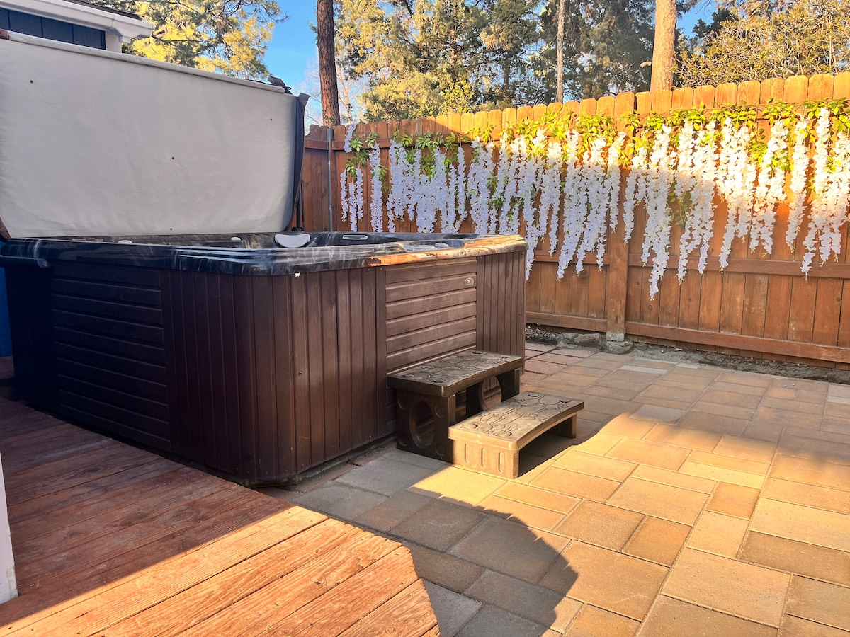 Cute Bungalow with a fenced yard, and hot tub