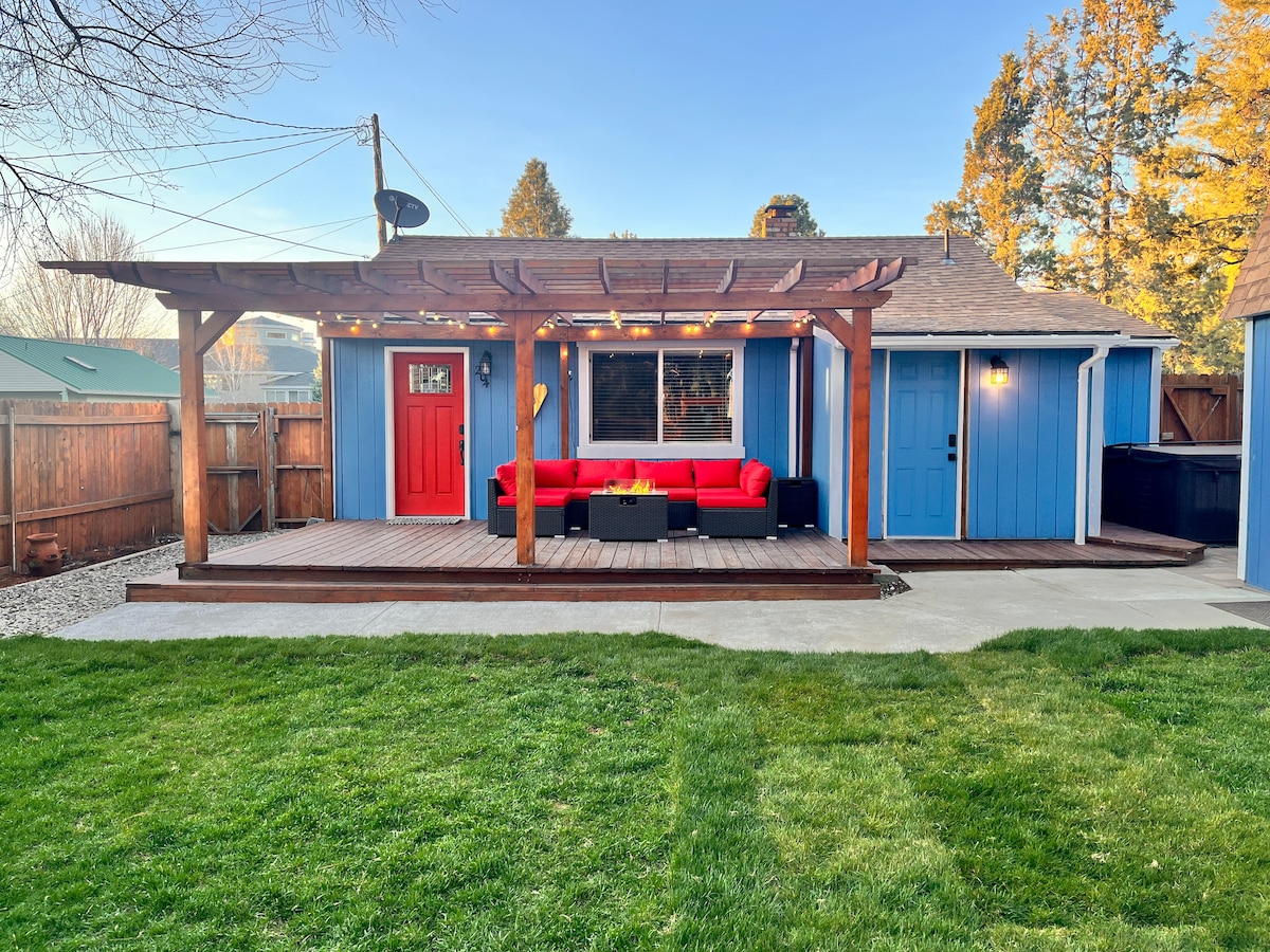 Cute Bungalow with a fenced yard, and hot tub