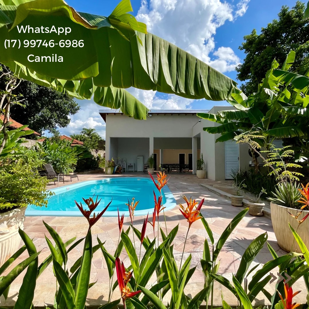 Casa com piscina e churrasqueira