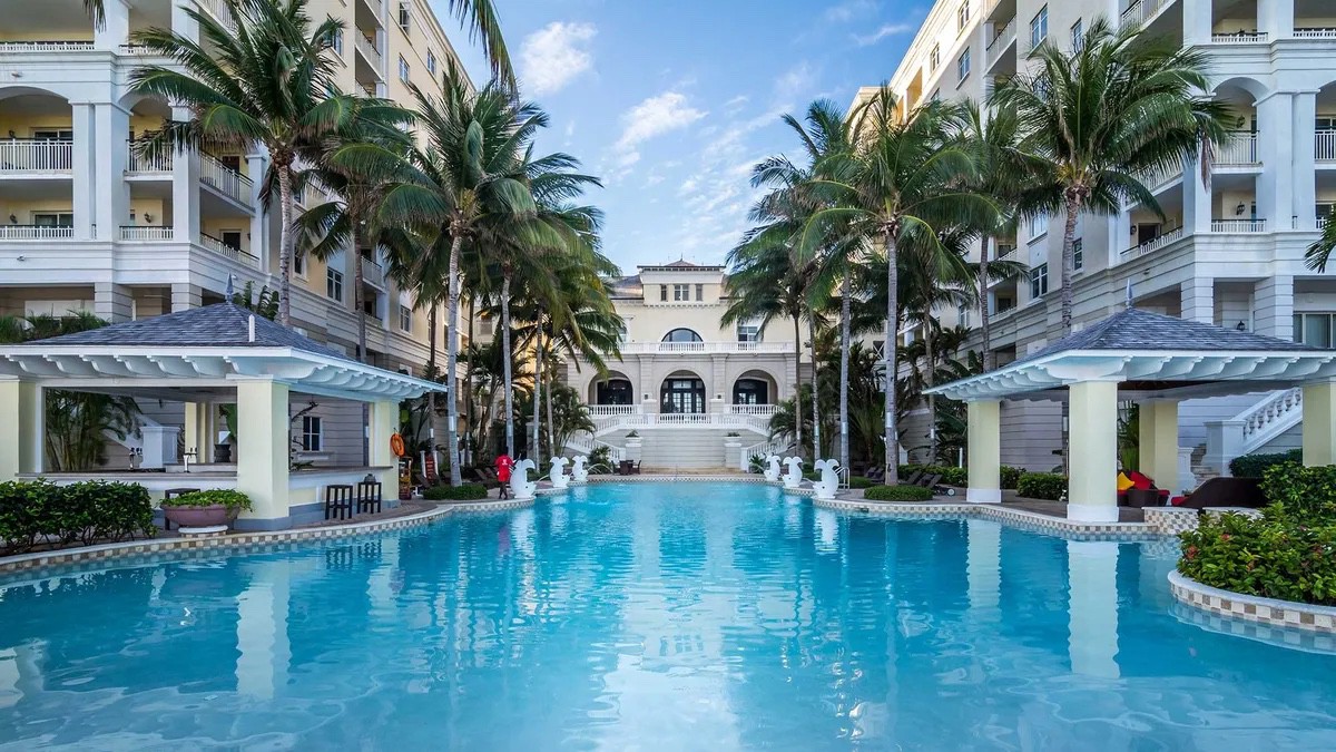 Beachfront Luxury Condo | Pool | Entertainment