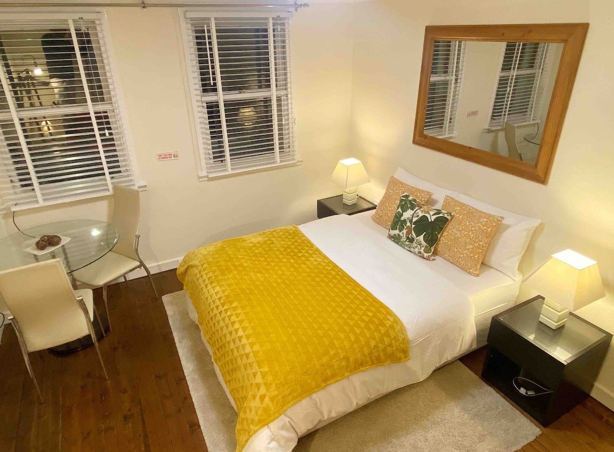 Spacious Double Bed in the Heart of the Old Town