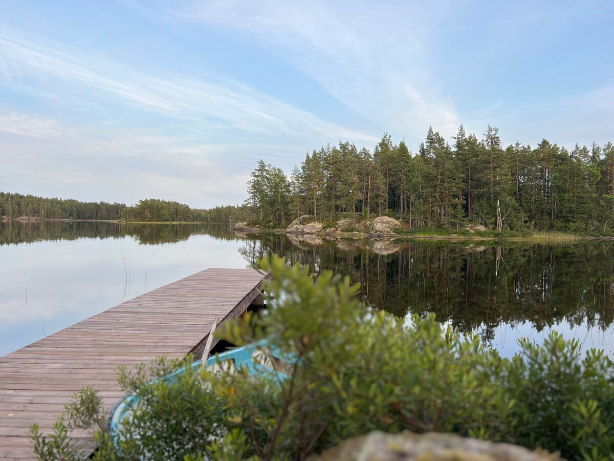 Stuga i skogen med sjö & egen ö