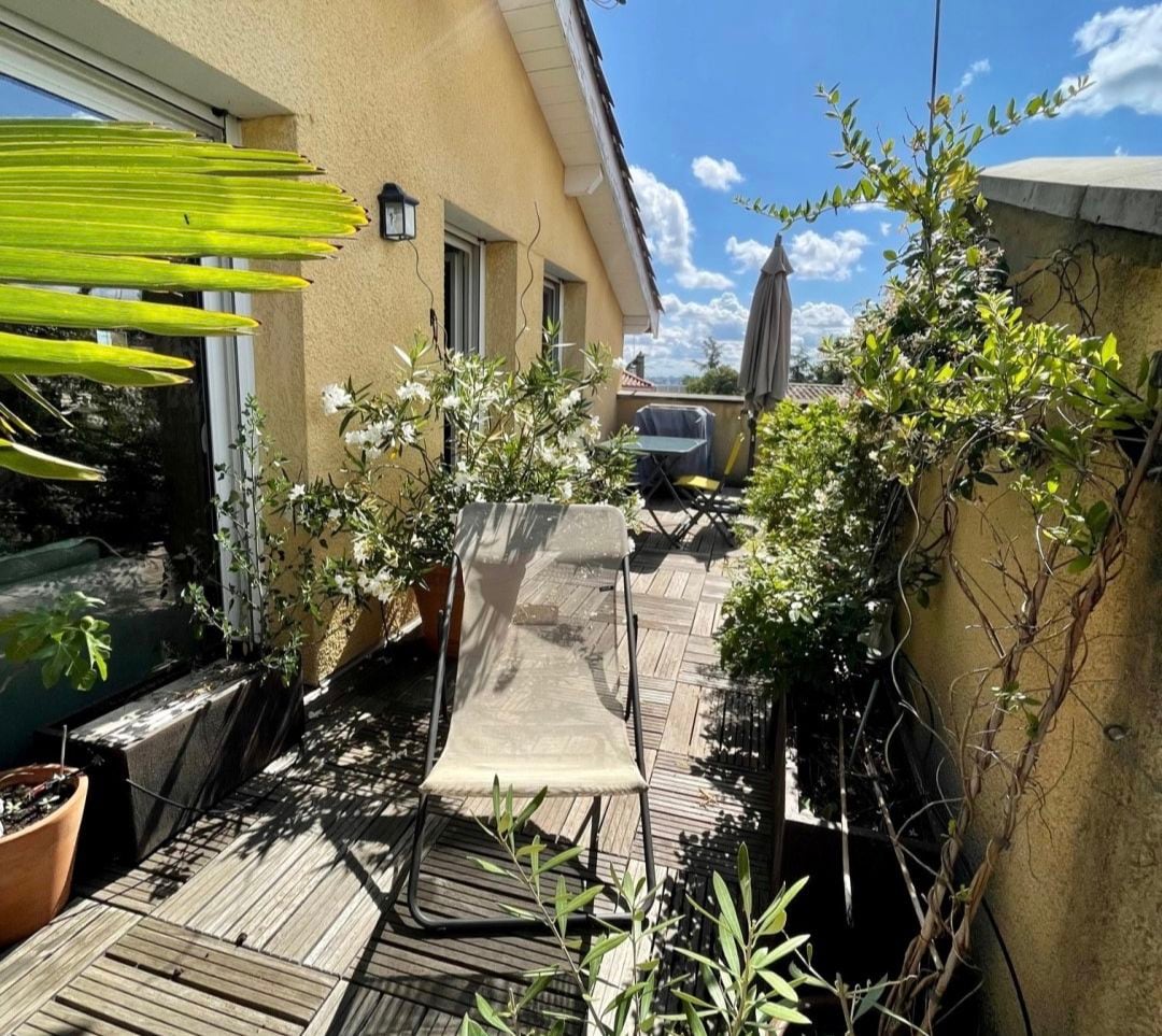 Une maison avec terrasse