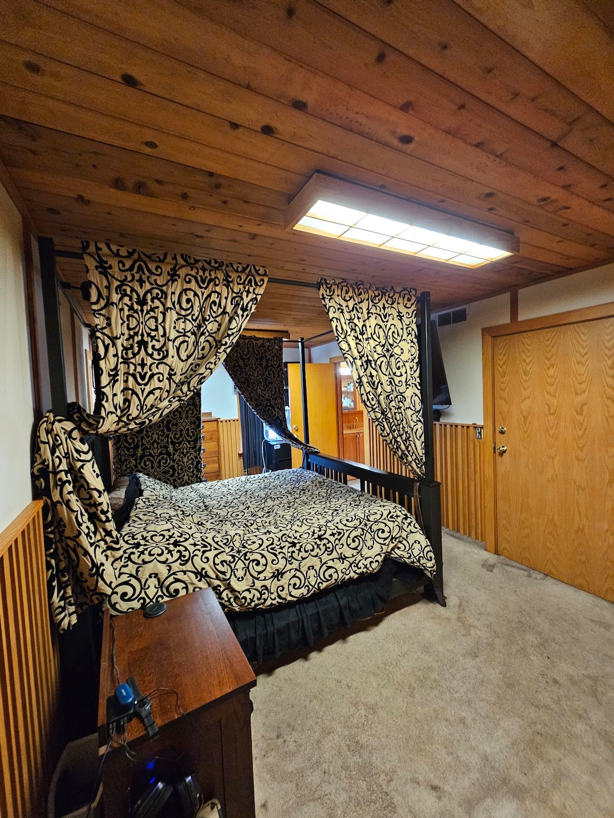 Jacuzzi Suite with Private Bathroom