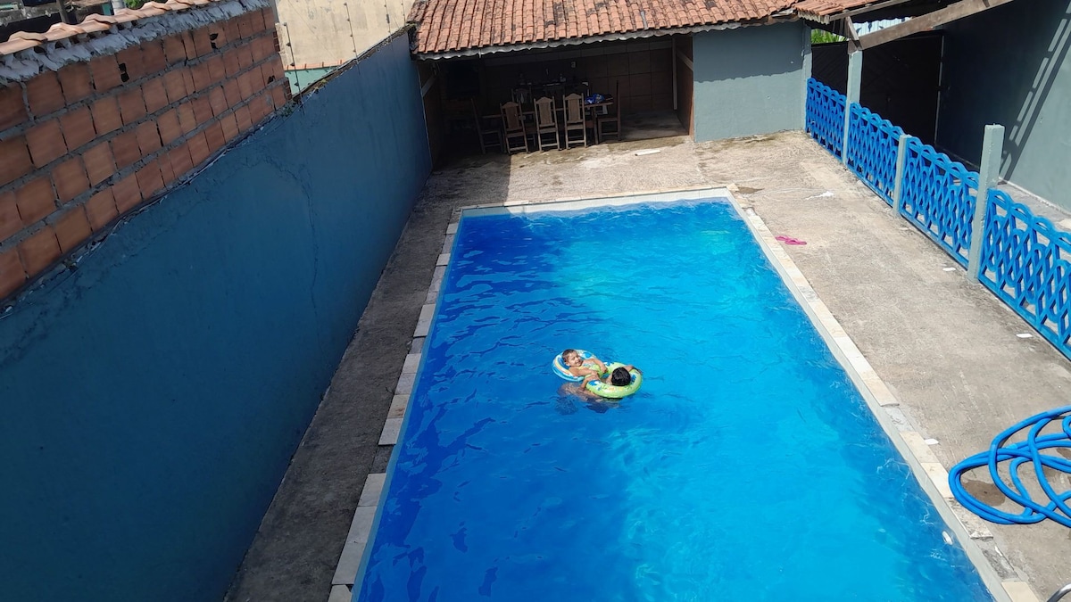 casa com piscina  bem espaçosa