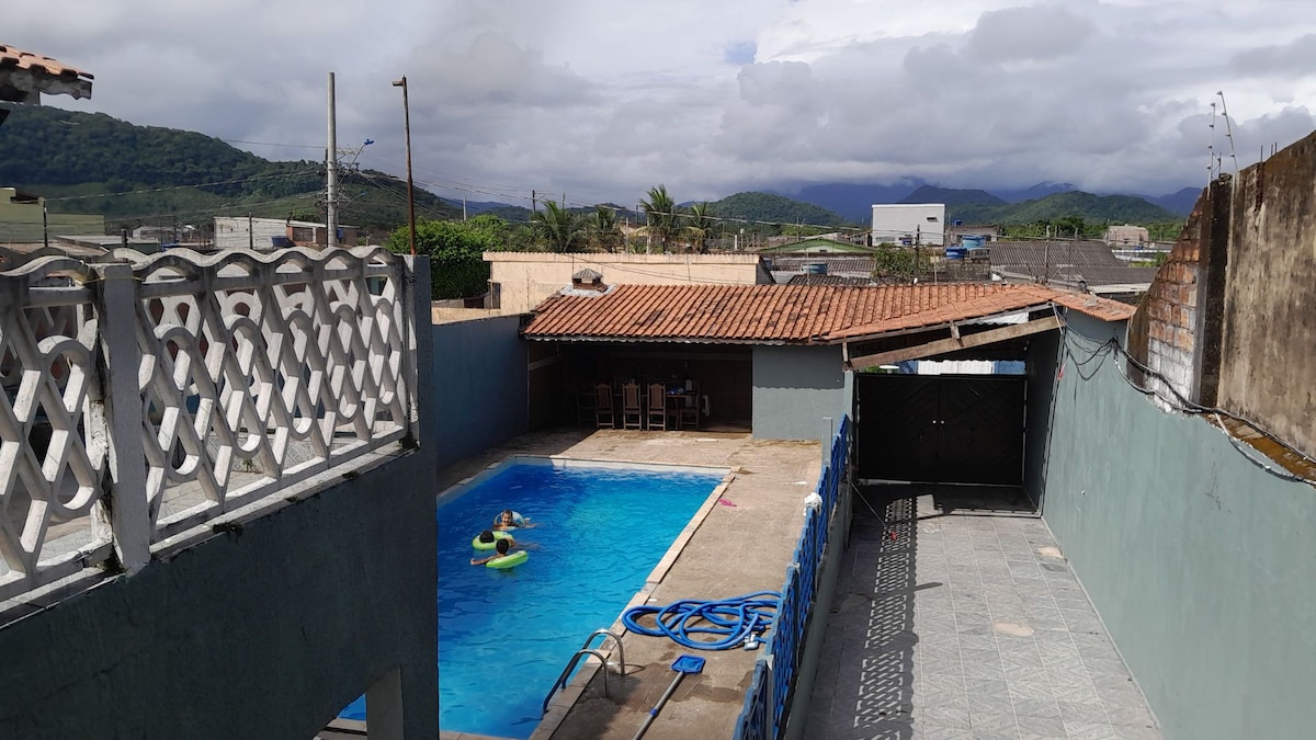 casa com piscina  bem espaçosa