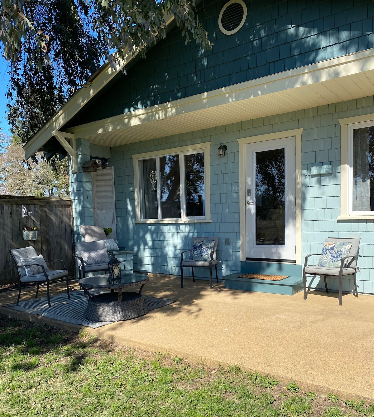 Private 2 bedroom Cottage by the beach