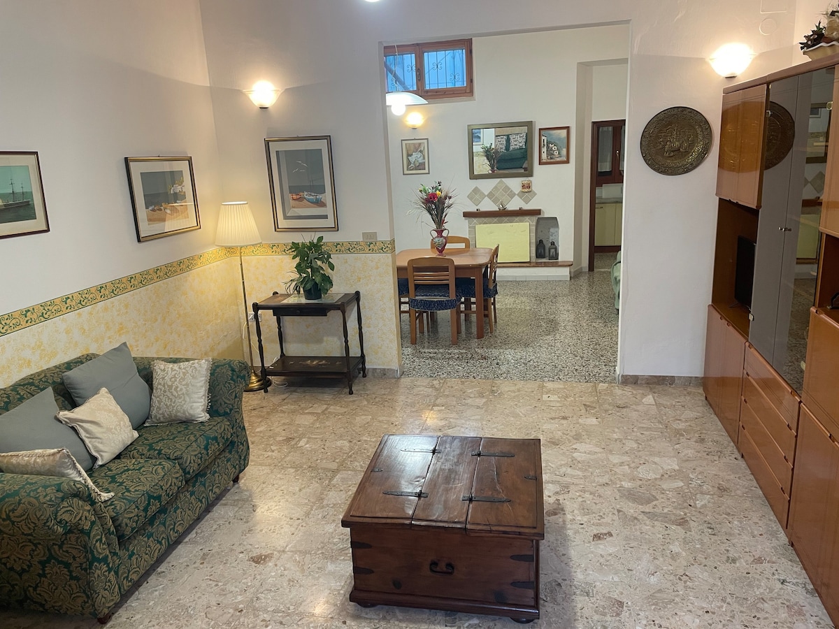 Charming Central Bisenti Getaway, Garden & Parking