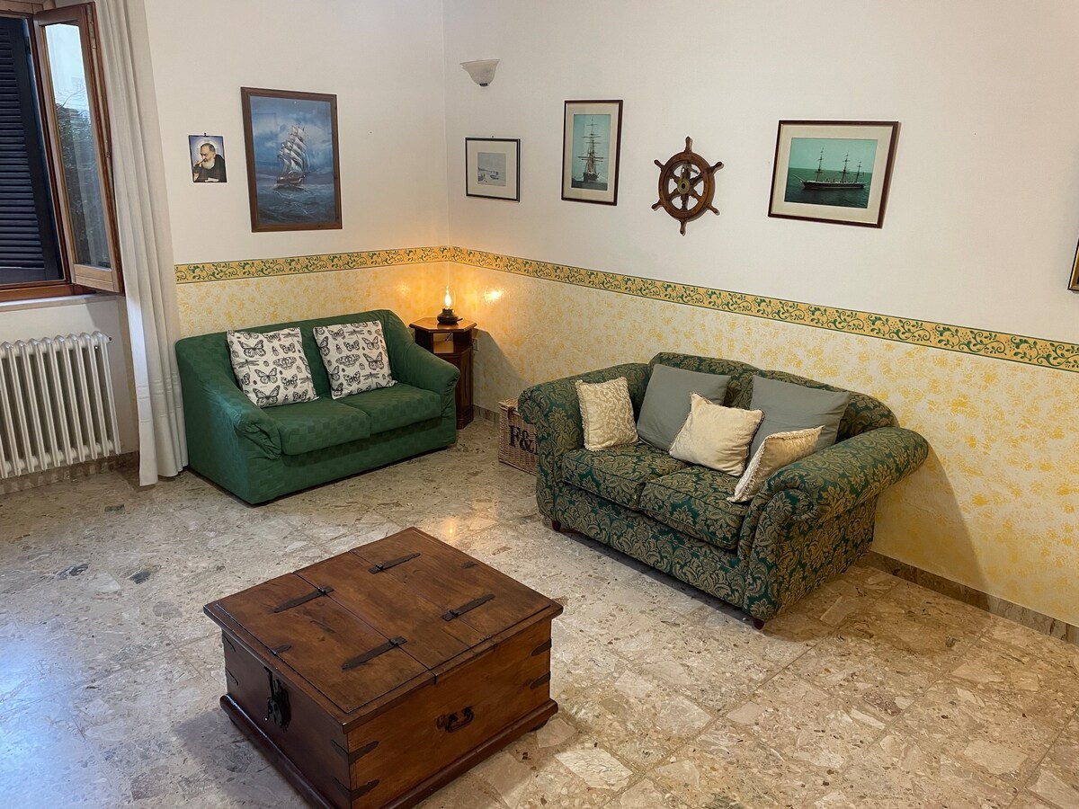 Charming Central Bisenti Getaway, Garden & Parking