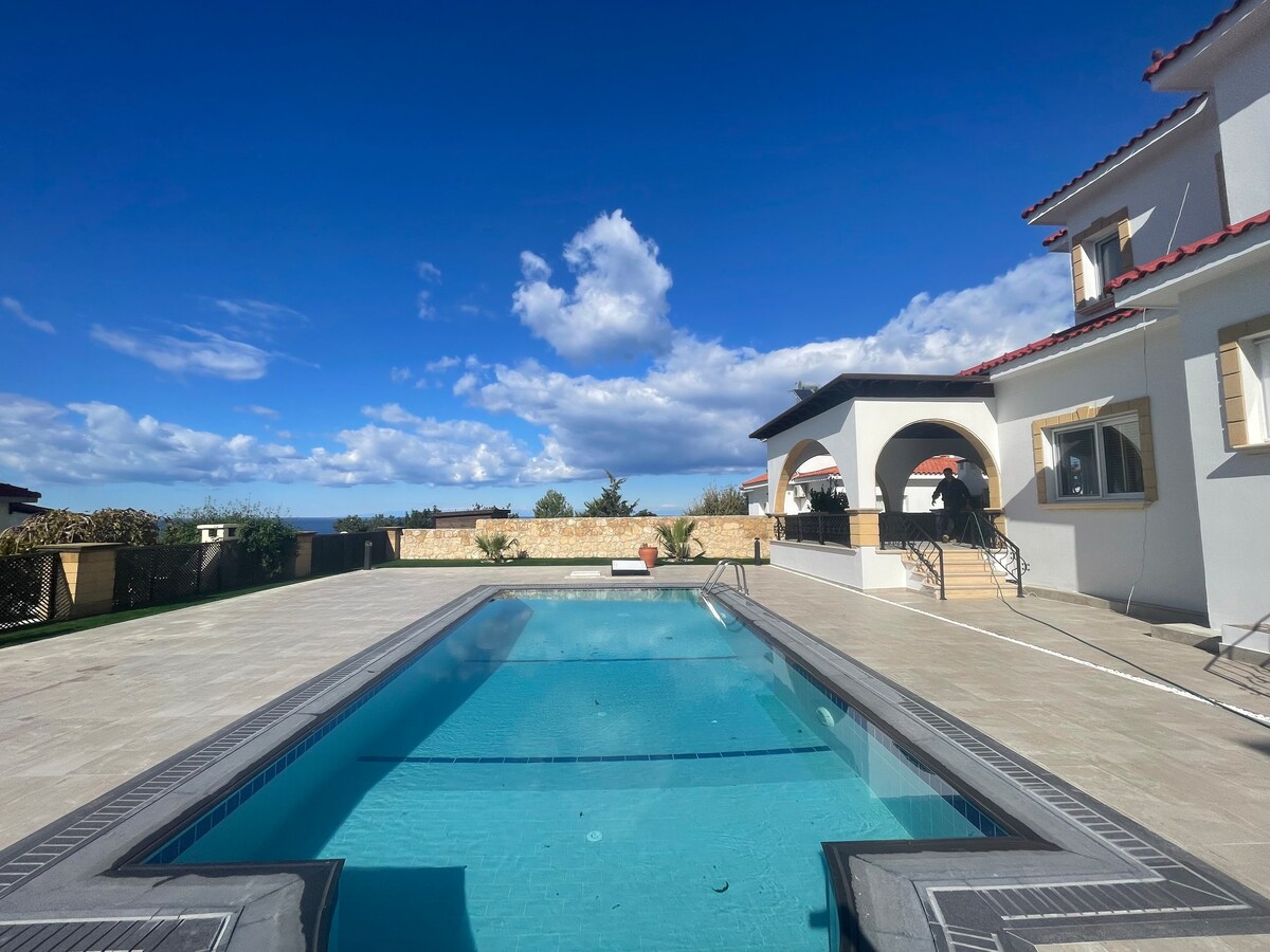 Modern 4 bed villa pool sea view