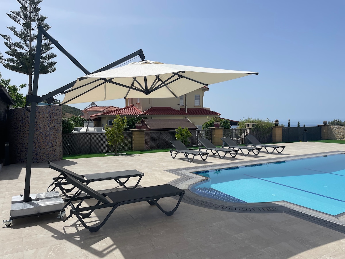 Modern 4 bed villa pool sea view