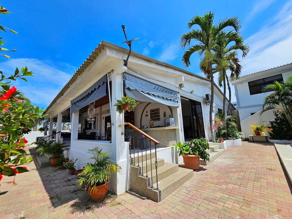 Encantadora casa con piscina cerca del mar