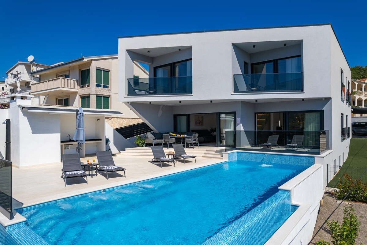 Summer side kuća  sa grijanim bazenom kod Trogira
