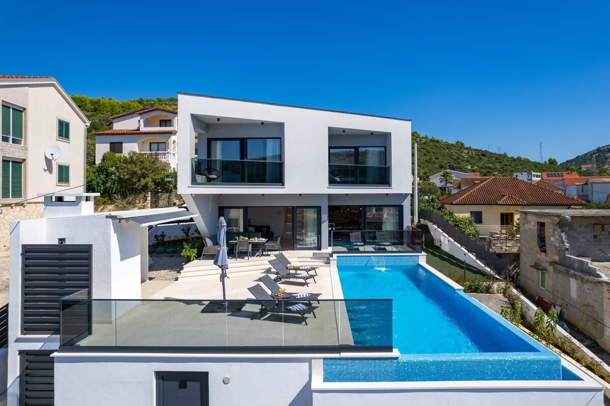 Summer side kuća  sa grijanim bazenom kod Trogira