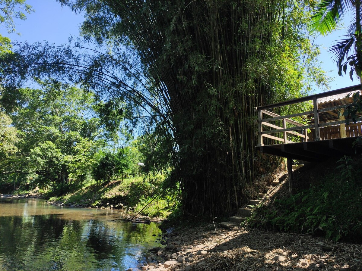 Lindo sítio com rio para banho