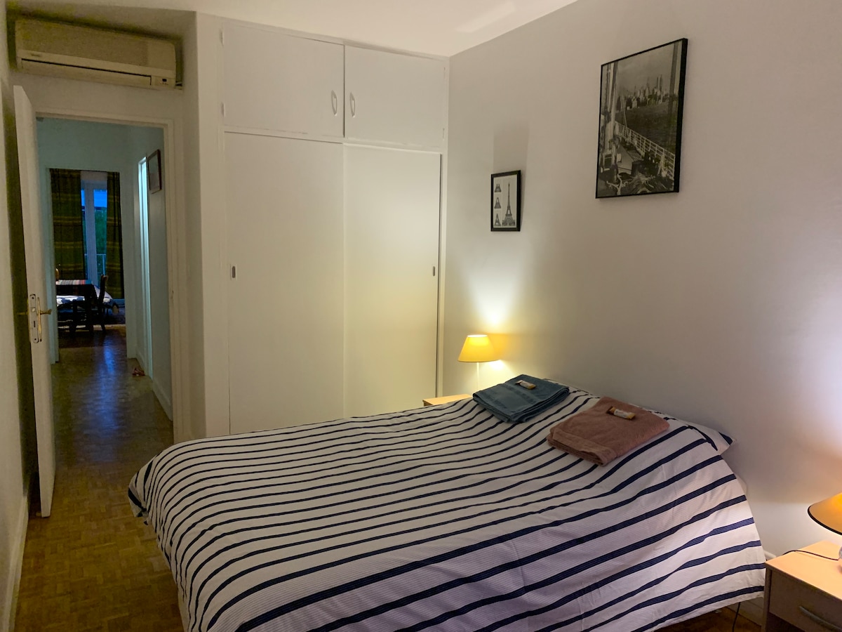 双卧室公寓（ 69平方米）
可入住5-6人，
靠近埃菲尔铁塔