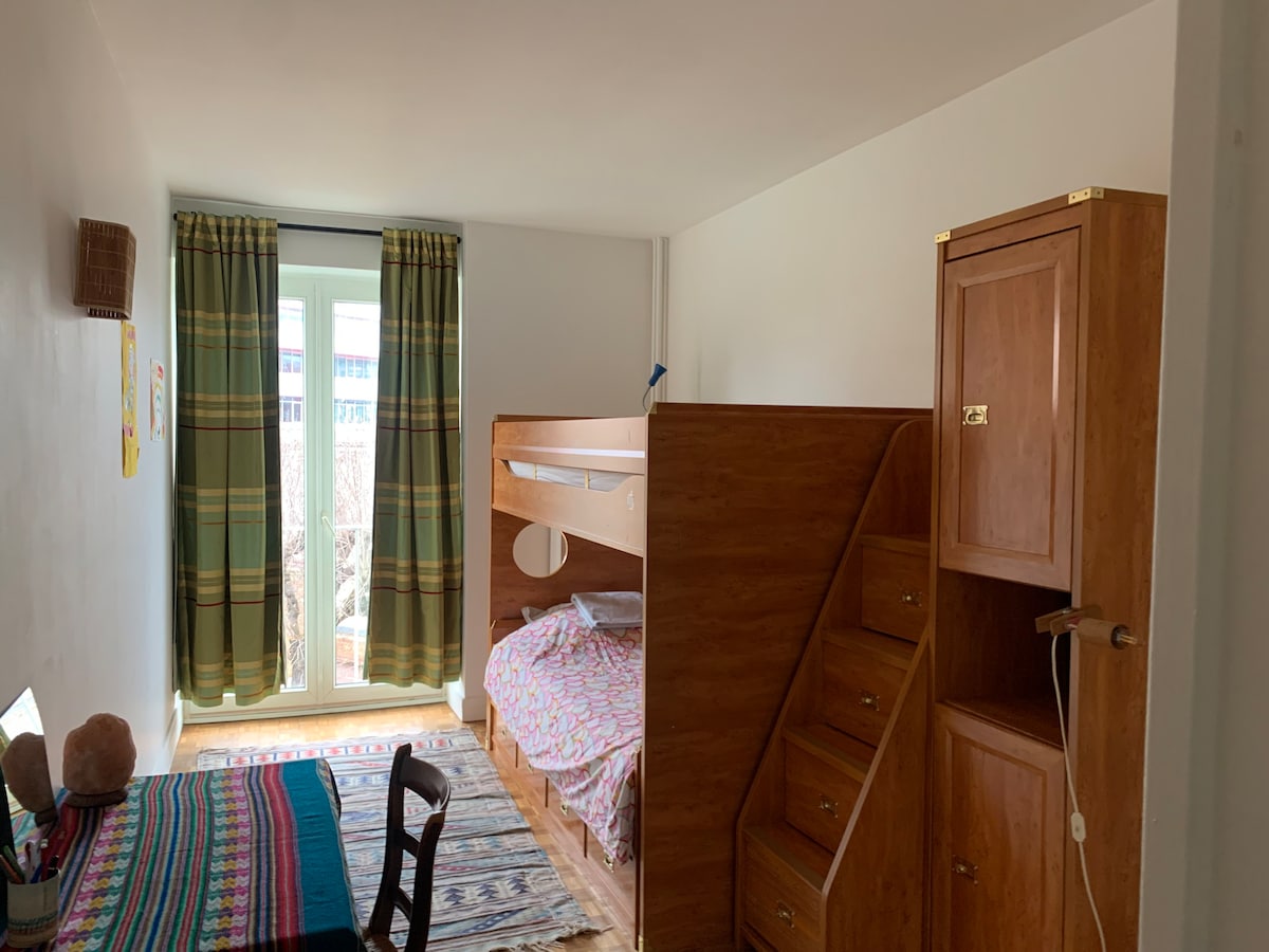 双卧室公寓（ 69平方米）
可入住5-6人，
靠近埃菲尔铁塔