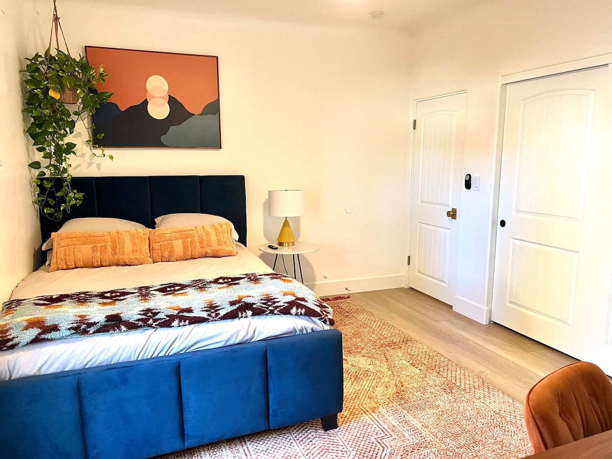 Guest Suite in Historic Downtown Mesa Cottage