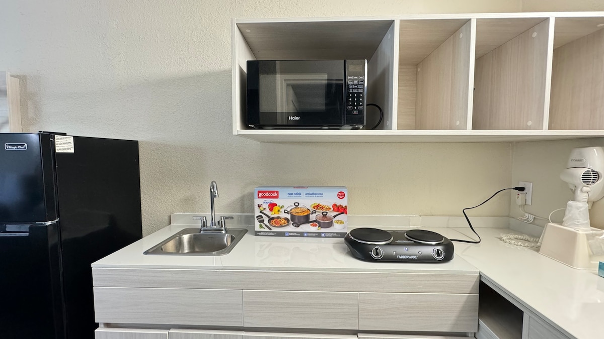 Comfy hotel studio mini kitchen