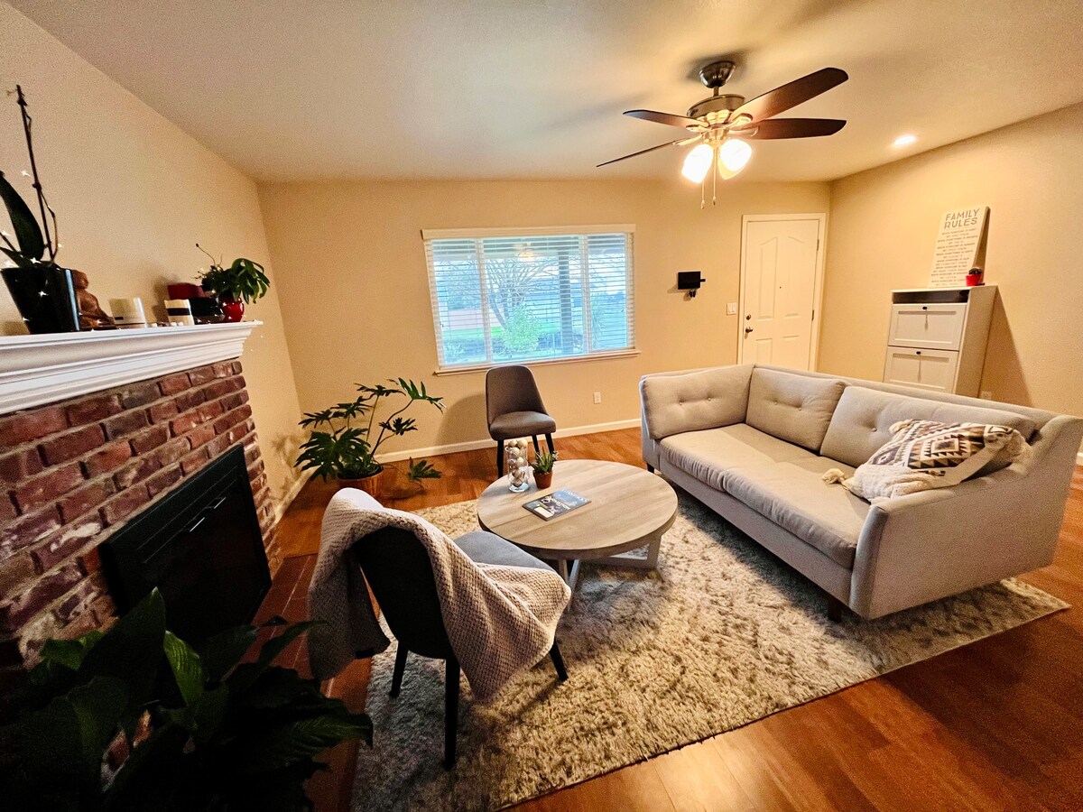 Cozy Room in South Sac