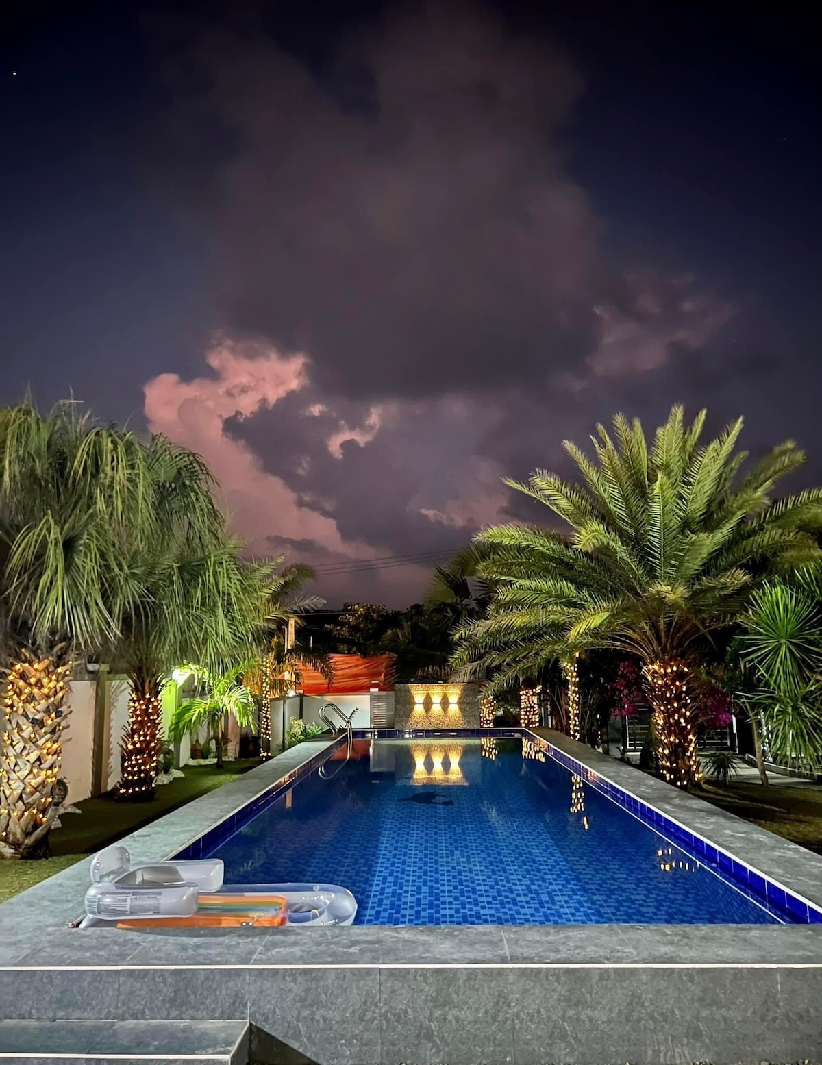 Zeusys Beach House -Pool, Beachfront & Garden view