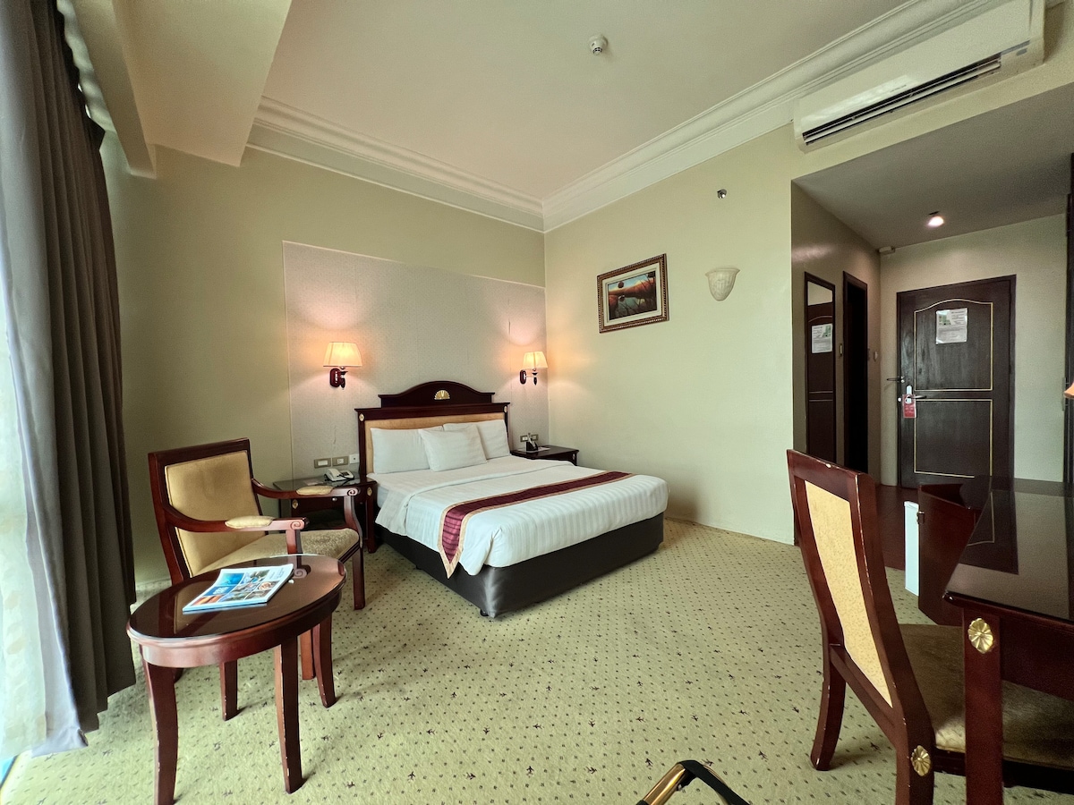 Grand deluxe room by Sarrosa Hotel