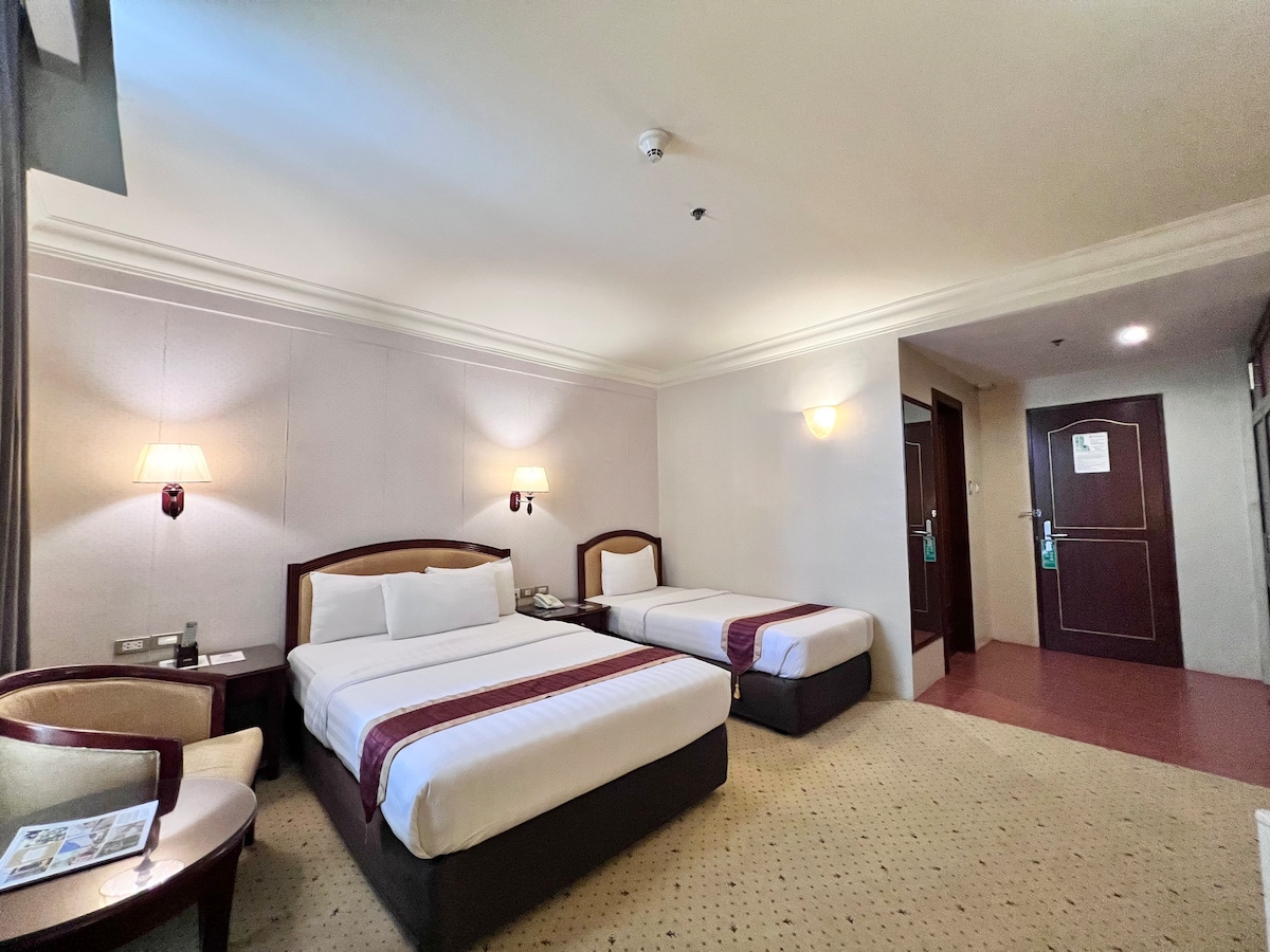 Grand deluxe room by Sarrosa Hotel