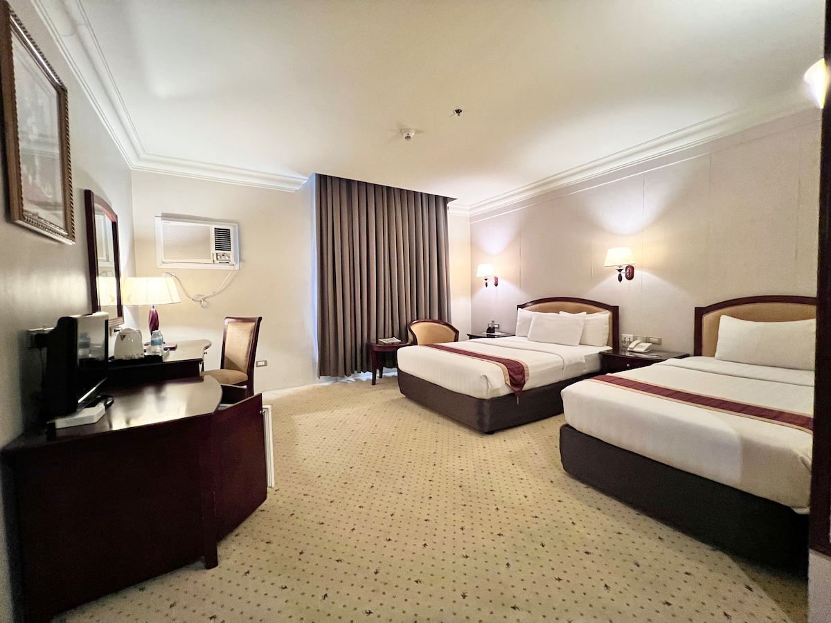 Grand deluxe room by Sarrosa Hotel