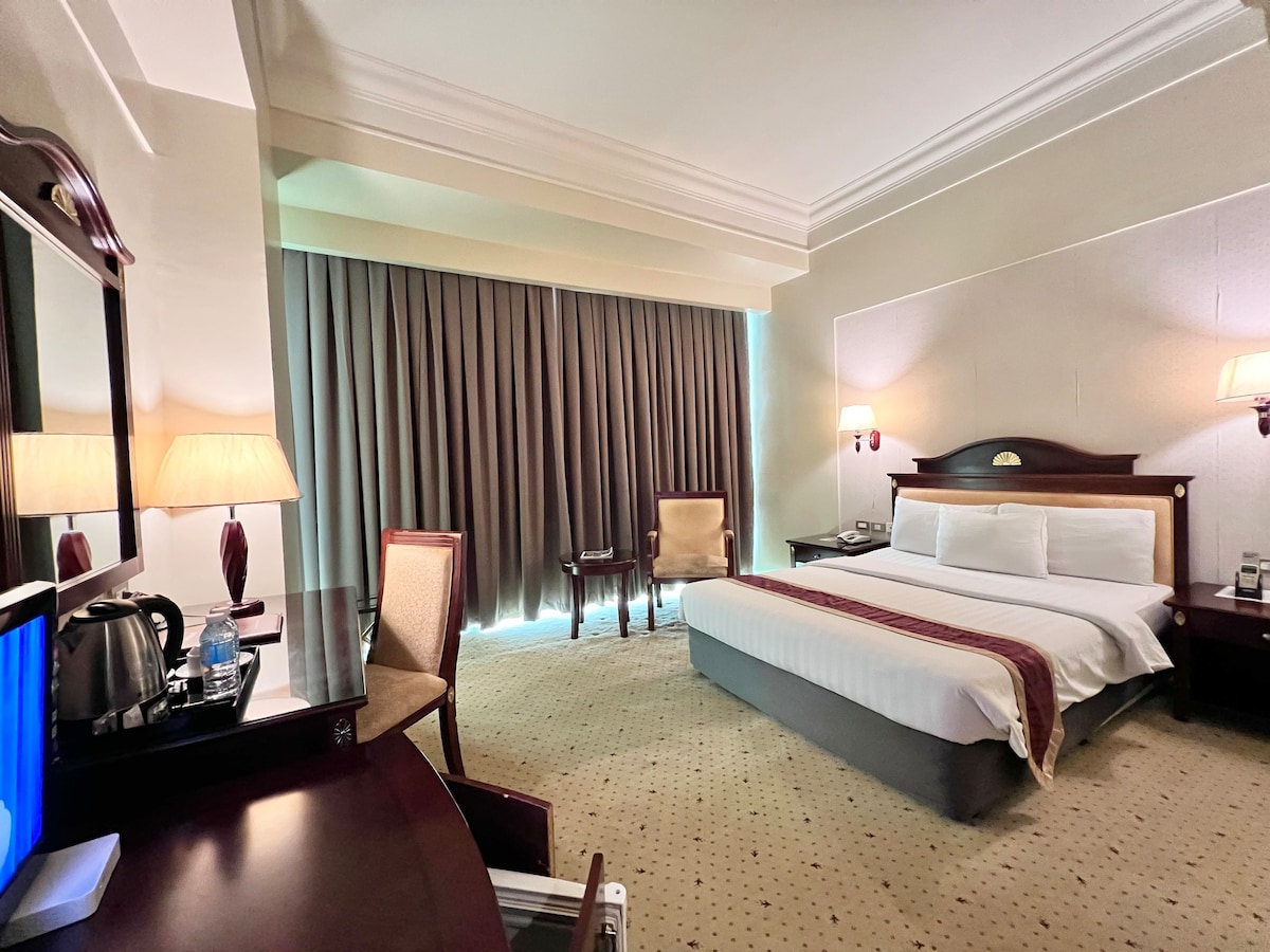 Grand deluxe room by Sarrosa Hotel