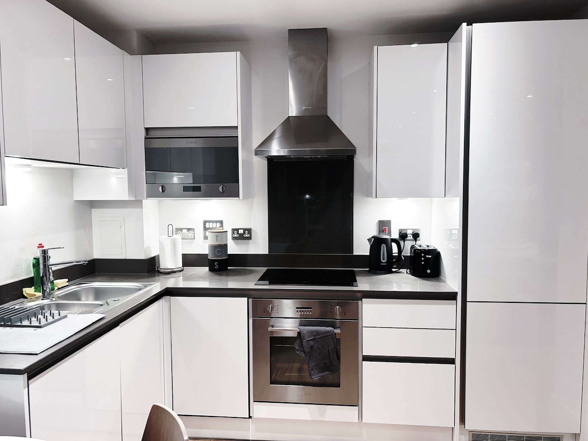 Purple layers apartment in Canning Town